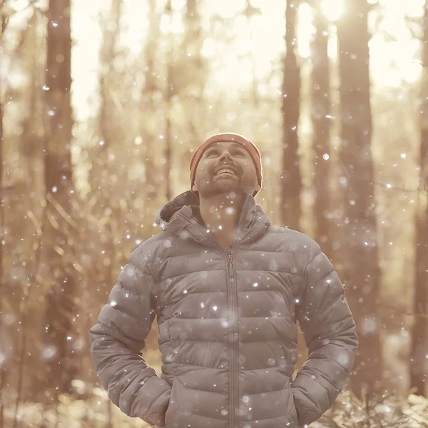 男子在运动羽绒服景观冬季徒步旅行 羽绒服上旅游 户外活动在北方 季节性景观 — 图库照片