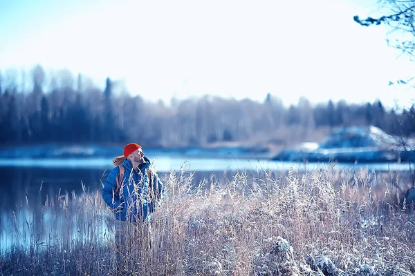 Äventyr Vinter Trekking Man Mot Bakgrund Ett Vackert Vinterlandskap Vandra — Stockfoto