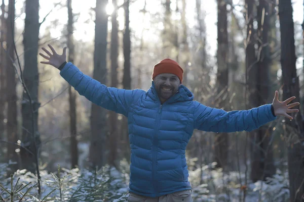 Aventura Invierno Trekking Hombre Contra Telón Fondo Hermoso Paisaje Invierno — Foto de Stock