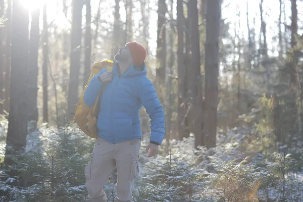 Aventura Invierno Trekking Hombre Contra Telón Fondo Hermoso Paisaje Invierno — Foto de Stock