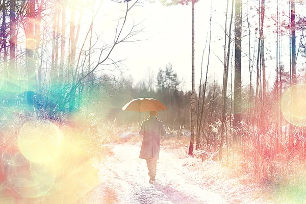 Winterwandeling Met Een Paraplu Man Een Jas Met Paraplu Wandelen — Stockfoto