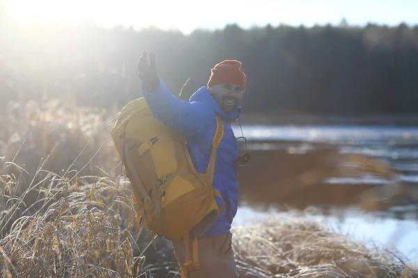 Tourist View Back Man Backpack Goes Winter Forest View Outgoing — Stock Photo, Image