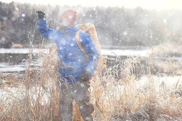 Inverno Homem Paisagem Com Uma Mochila Natureza Paisagem Homem Uma — Fotografia de Stock
