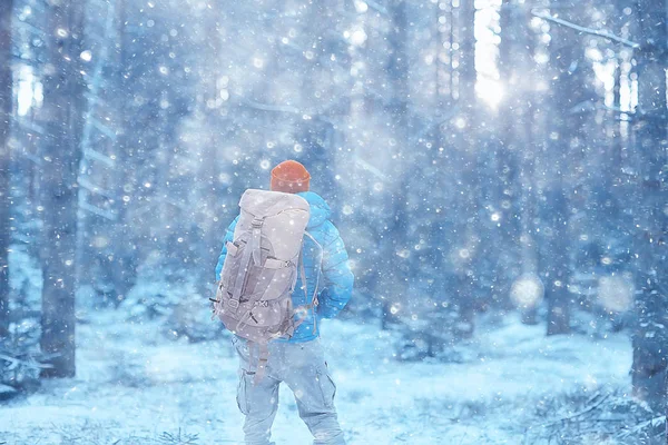 Winterlandschaft Mann Mit Rucksack Naturlandschaft Ein Mann Auf Einer Wanderung — Stockfoto