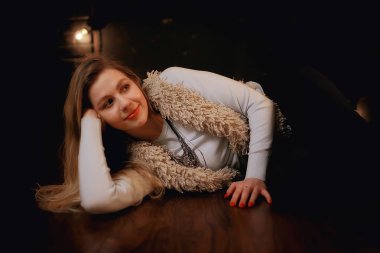 model akşam ev / akşam görüntü rahat ev güzel yetişkin seksi model