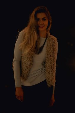 rahat Noel akşamı kız / ev Yeni Yıl akşamı, rahat bir evde model, akşam ışık