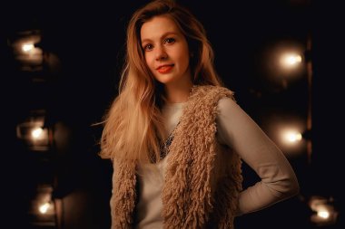 rahat Noel akşamı kız / ev Yeni Yıl akşamı, rahat bir evde model, akşam ışık