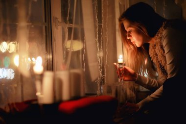 kış akşamı pencere rüyalar kız / mum romantizm, Noel akşamı rüyalar güzel model