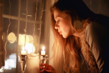 kış akşamı pencere rüyalar kız / mum romantizm, Noel akşamı rüyalar güzel model