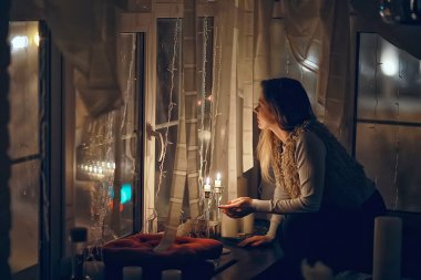 Noel akşamı kız / güzel genç yetişkin modeli, rüyalar ve yılbaşı gecesi mumlar de dilek yapar