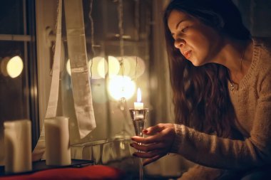 Noel akşamı kız / güzel genç yetişkin modeli, rüyalar ve yılbaşı gecesi mumlar de dilek yapar