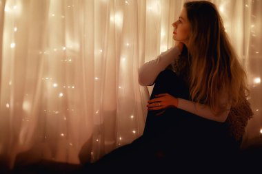 rahat Noel akşamı kız / ev Yeni Yıl akşamı, rahat bir evde model, akşam ışık