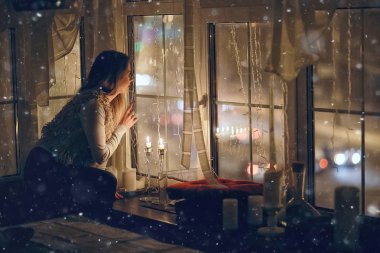 Noel akşamı kız / güzel genç yetişkin modeli, rüyalar ve yılbaşı gecesi mumlar de dilek yapar