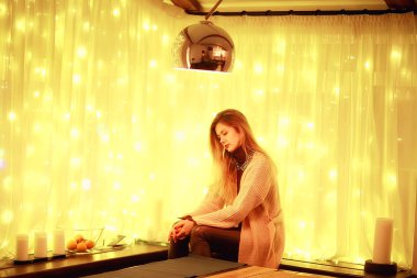 kış akşamı pencere rüyalar kız / mum romantizm, Noel akşamı rüyalar güzel model