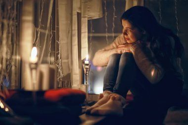 rahat Noel akşamı kız / ev Yeni Yıl akşamı, rahat bir evde model, akşam ışık