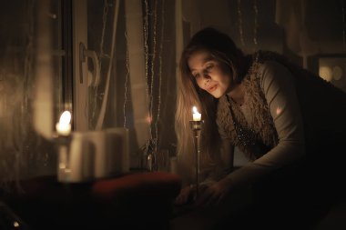 kış akşamı pencere rüyalar kız / mum romantizm, Noel akşamı rüyalar güzel model