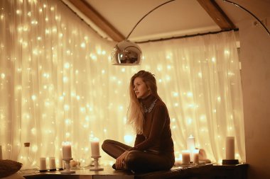 model akşam ev / akşam görüntü rahat ev güzel yetişkin seksi model