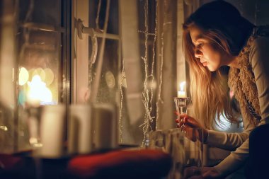 rahat Noel akşamı kız / ev Yeni Yıl akşamı, rahat bir evde model, akşam ışık