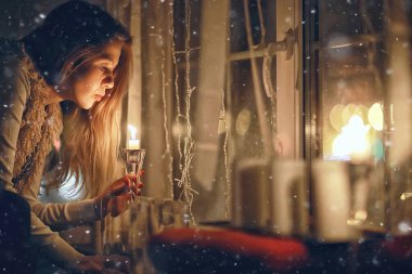 Noel akşamı kız / güzel genç yetişkin modeli, rüyalar ve yılbaşı gecesi mumlar de dilek yapar