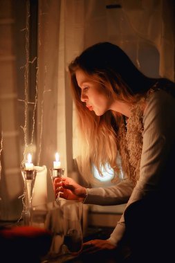 kış akşamı pencere rüyalar kız / mum romantizm, Noel akşamı rüyalar güzel model