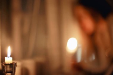 akşam görüntü rahat evde mum yakın 