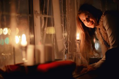 model akşam ev / akşam görüntü rahat ev güzel yetişkin seksi model