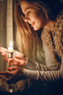 kış akşamı pencere rüyalar kız / mum romantizm, Noel akşamı rüyalar güzel model