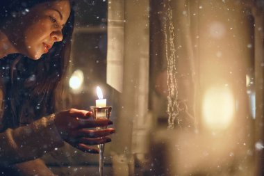 Noel akşamı kız / güzel genç yetişkin modeli, rüyalar ve yılbaşı gecesi mumlar de dilek yapar