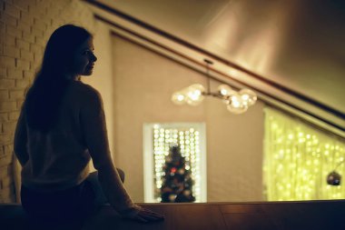 kış akşamı pencere rüyalar kız / mum romantizm, Noel akşamı rüyalar güzel model