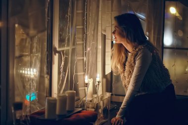 Noel akşamı kız / güzel genç yetişkin modeli, rüyalar ve yılbaşı gecesi mumlar de dilek yapar