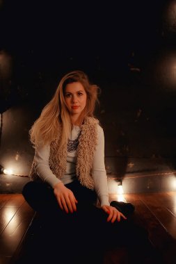 rahat Noel akşamı kız / ev Yeni Yıl akşamı, rahat bir evde model, akşam ışık