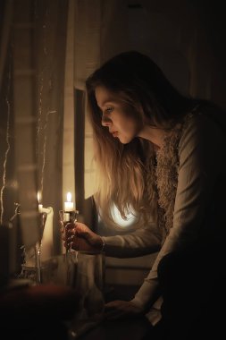 kış akşamı pencere rüyalar kız / mum romantizm, Noel akşamı rüyalar güzel model