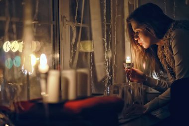 kış akşamı pencere rüyalar kız / mum romantizm, Noel akşamı rüyalar güzel model