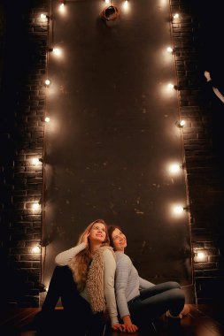  Yeni yıl akşamı, akşam ışıkları ile rahat bir evde modelleri