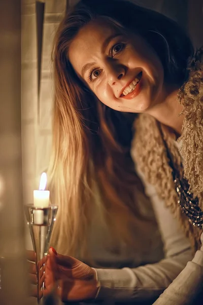 Flicka Fönstret Drömmar Vinterkväll Romantik Ljus Den Vackra Modellen Julafton — Stockfoto