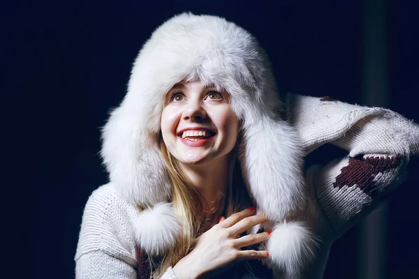 Natal Inverno Retrato Menina Chapéu Neve Fundo Modelo Bonito Estilo — Fotografia de Stock