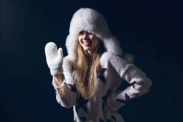 Kış Şapka Büyük Bir Kürk Şapka Güzel Yetişkin Kız Modeli — Stok fotoğraf