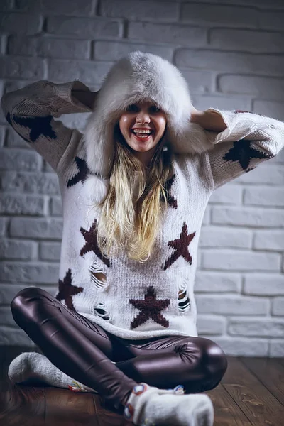 Modell Mit Wintermütze Schöne Erwachsene Mädchen Einem Großen Pelzmütze Winterkleidung — Stockfoto