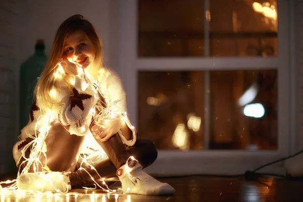 Menina Com Grinalda Natal Noite Ano Novo Iluminação Engraçada Retrato — Fotografia de Stock