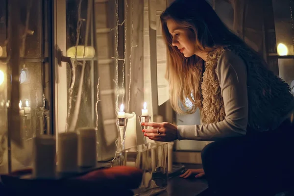 Ragazza Alla Finestra Sogna Sera Inverno Romanticismo Della Candela Bellissimo — Foto Stock