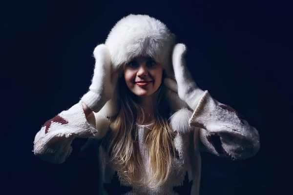 Модель Зимней Шляпе Красивая Взрослая Девушка Большой Меховой Шляпе Зимняя — стоковое фото
