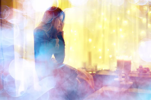Κορίτσι Στο Παράθυρο Ονειρεύεται Χειμώνα Βράδυ Ρομάντζο Του Κεριού Όμορφο — Φωτογραφία Αρχείου