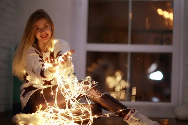 Chica Con Guirnalda Navidad Noche Año Nuevo Iluminación Divertida Retrato —  Fotos de Stock