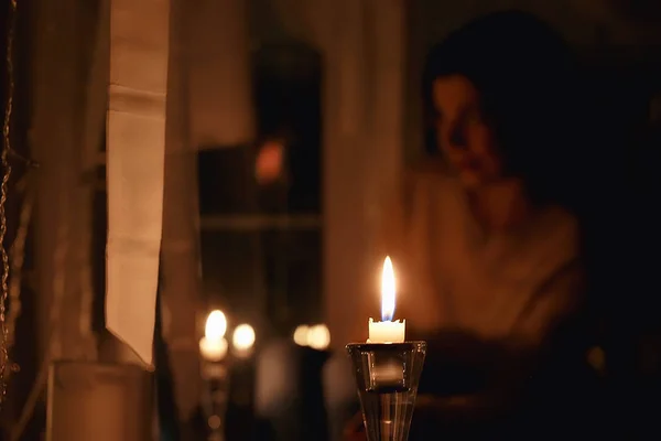 Mädchen Fenster Träumt Winterabend Die Romantik Der Kerze Das Schöne — Stockfoto