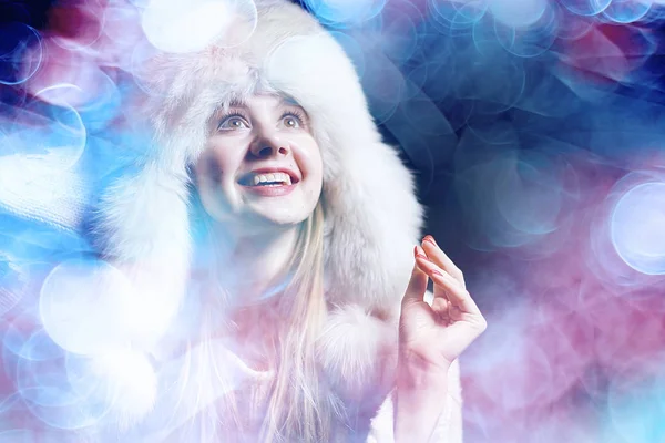 Modell Mit Wintermütze Schöne Erwachsene Mädchen Einem Großen Pelzmütze Winterkleidung — Stockfoto