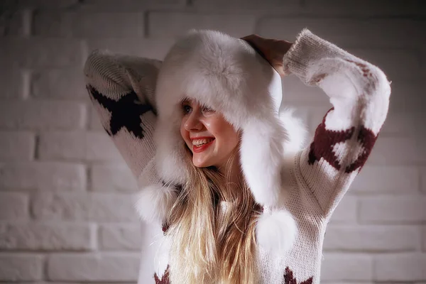 大きな毛皮の帽子 冬の服 クリスマス休暇で冬の帽子 美しい大人の女の子のモデル — ストック写真