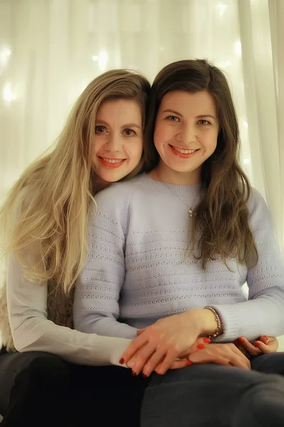 Две Девушки Мигалкой Заднем Плане Модели Взрослых Молодых Красивых Женщин — стоковое фото