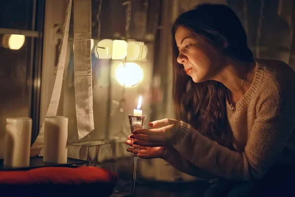 창에서 소녀는 저녁에 촛불의 로맨스 크리스마스 아름다운 — 스톡 사진