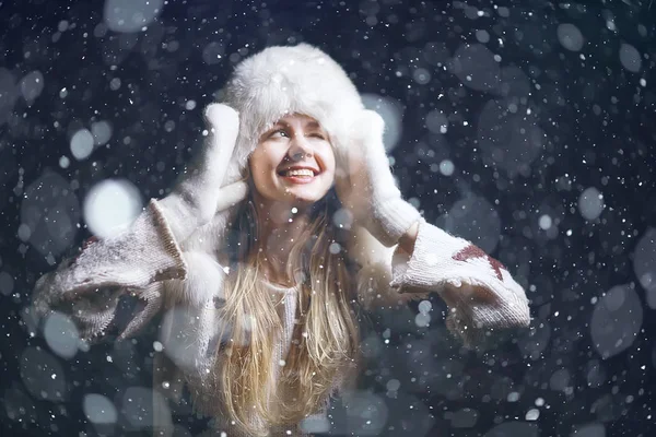 Muchacha Retrato Invierno Navidad Sombrero Fondo Nieve Modelo Hermoso Estilo — Foto de Stock
