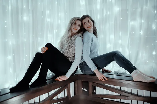 Deux Filles Avec Une Lumière Noël Sur Fond Modèles Adultes — Photo